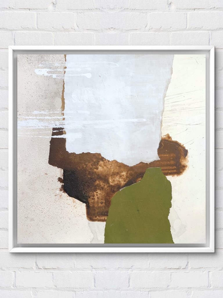 Abstrakte Malerei mit Weiß-, Braun- und Grüntönen auf hellem Hintergrund.