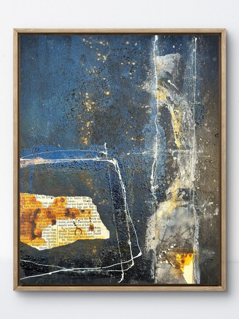 Abstrakte Kunst mit schwarz, braun und beige Farbtönen auf hellem Hintergrund.