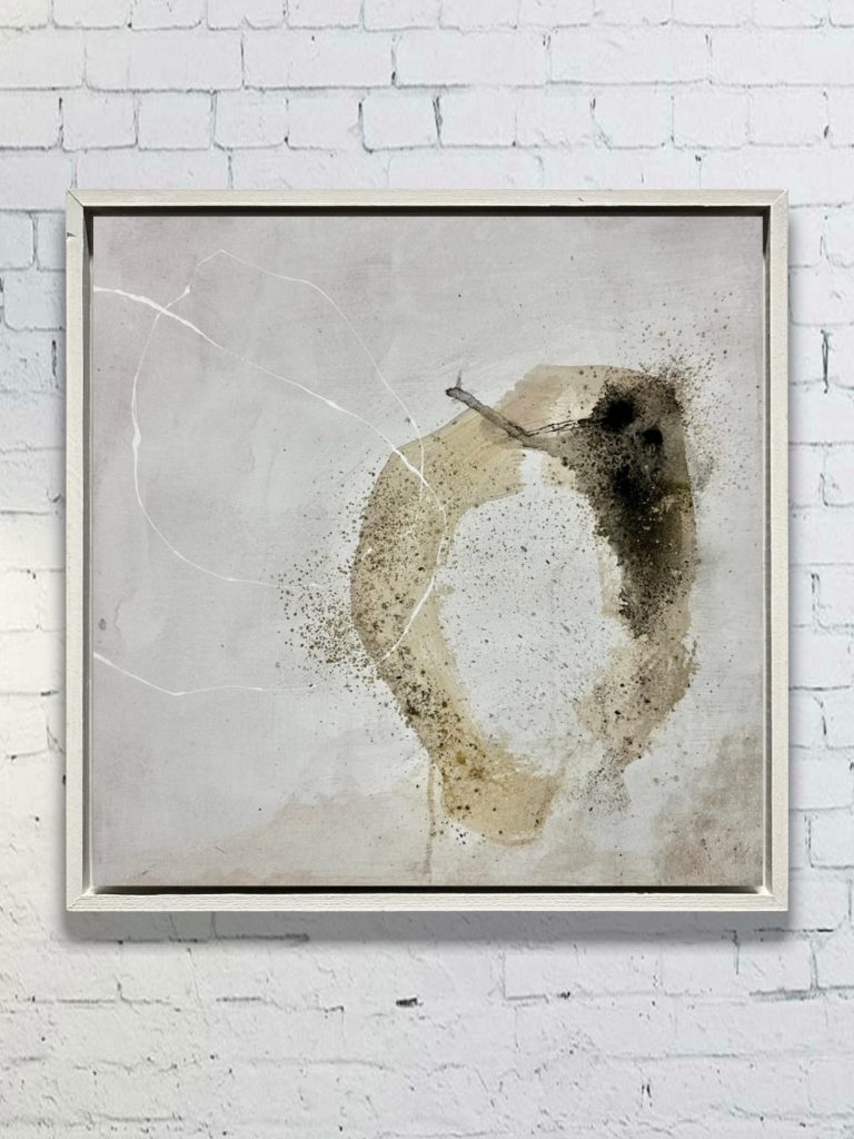 Abstraktes Kunstwerk mit sanften Erdtönen und einer ovalen Form auf hellem Hintergrund.
