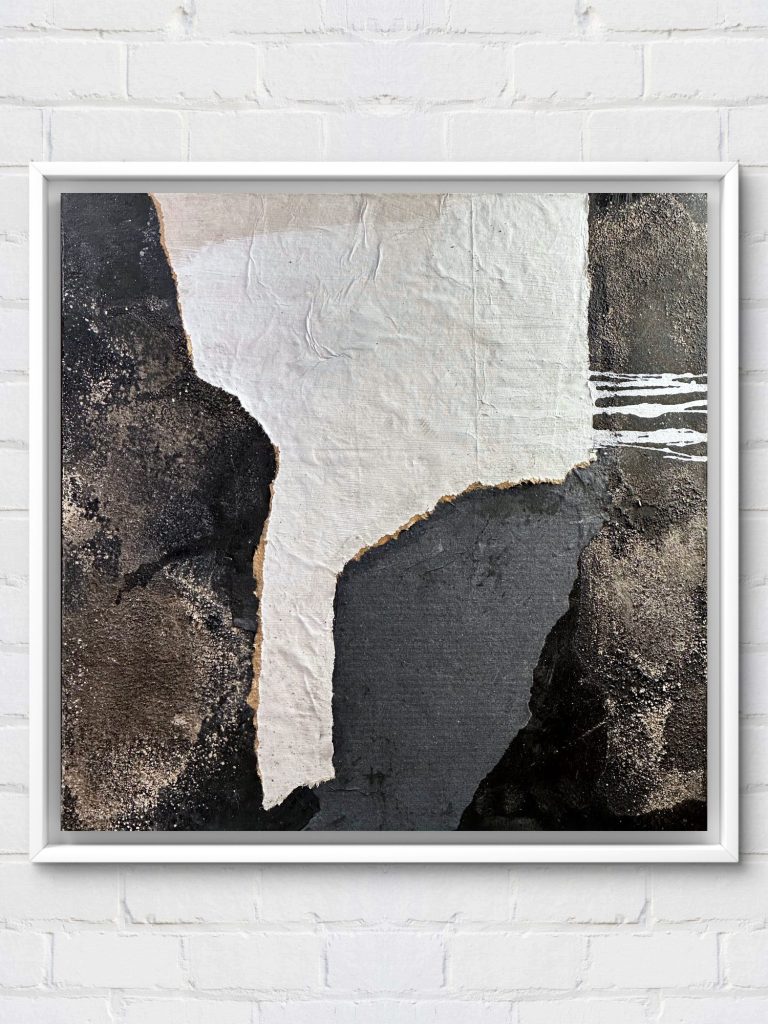 Abstrakte Komposition mit Schwarz-, Weiß- und Grautönen auf strukturiertem Hintergrund.