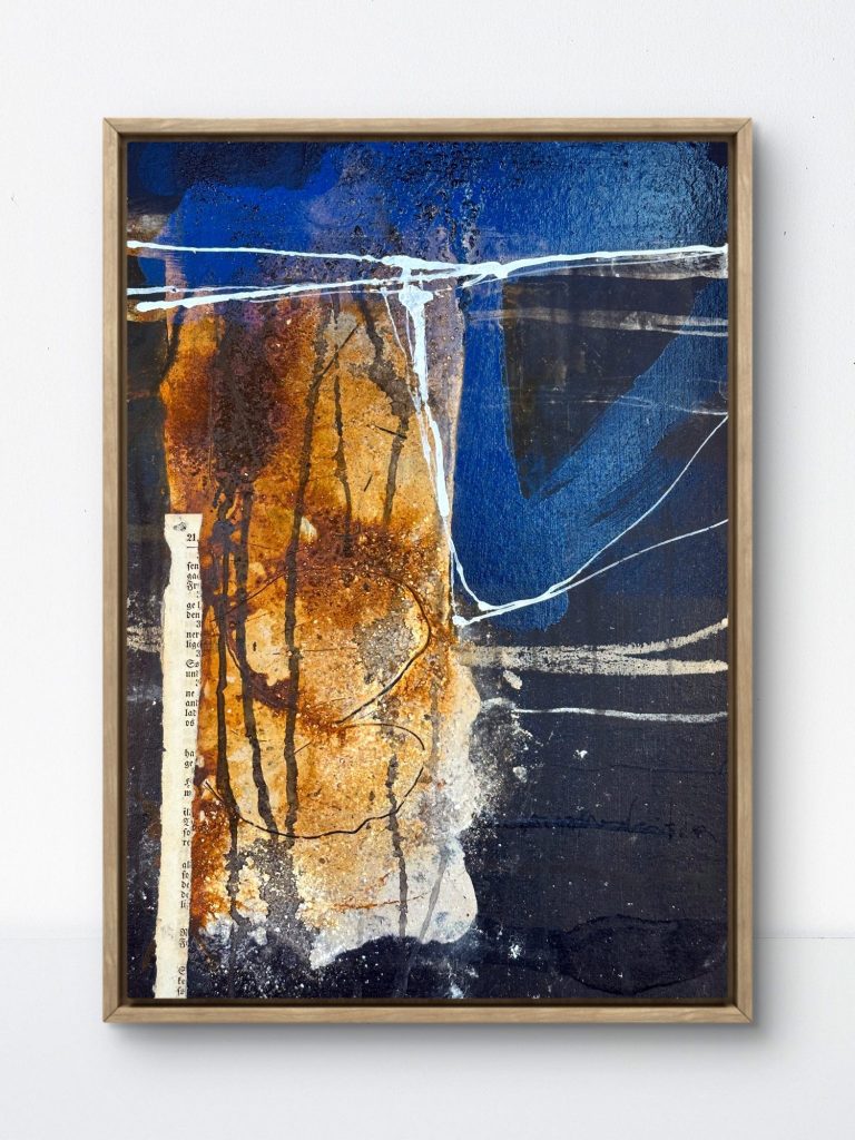 Abstrakte Kunst mit schwarz, braun und beige Farbtönen auf hellem Hintergrund.