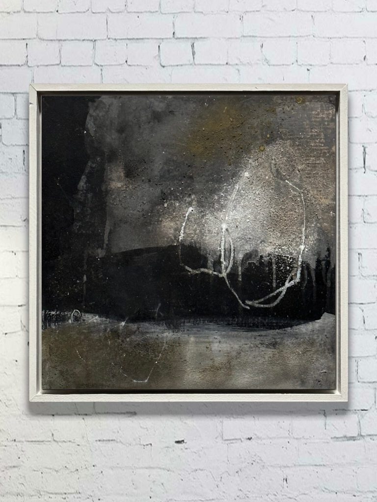 Abstraktes Gemälde in Schwarz, Grau und Silber mit feinen Linien und Texturen.