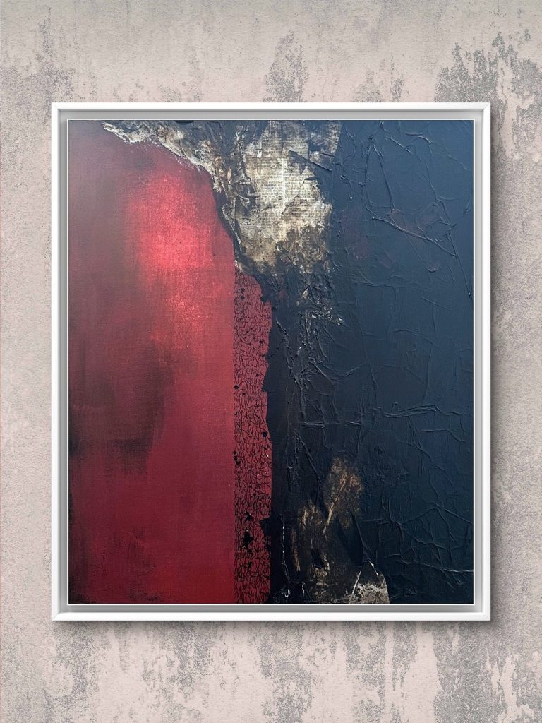 Abstrakte Wandkunst mit roten, schwarzen und goldenen Farbtönen.