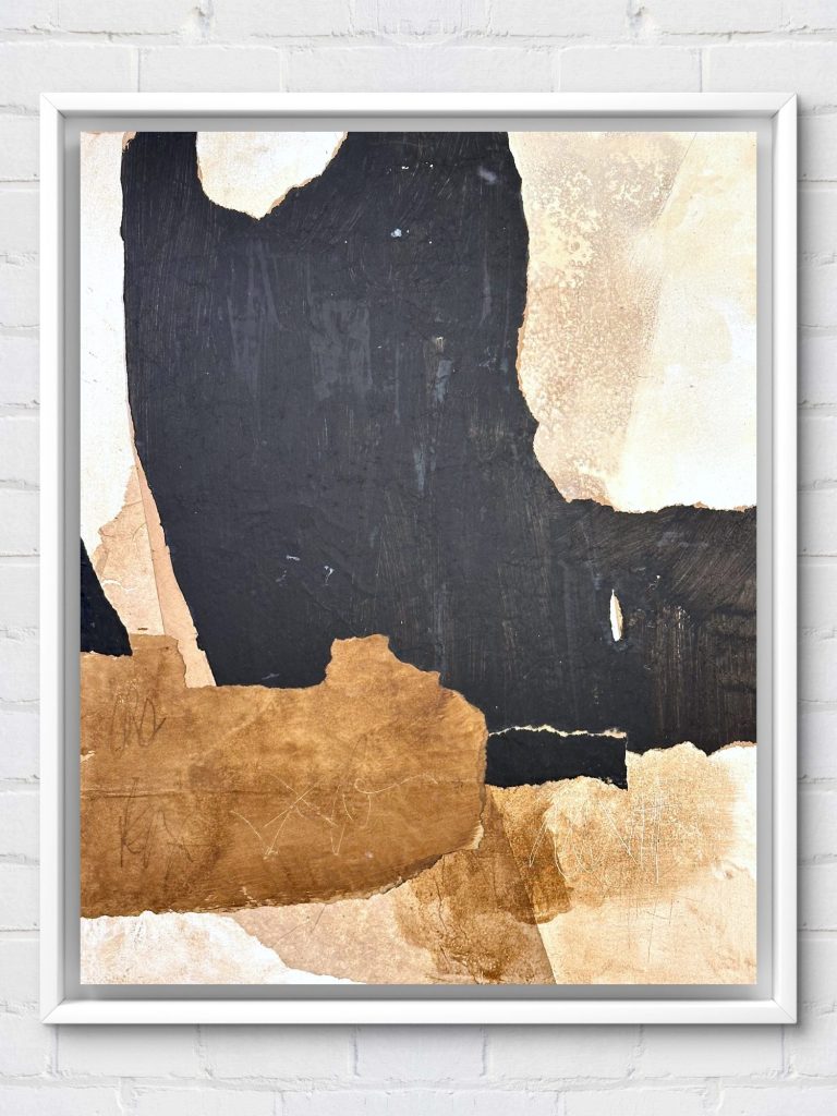 Abstrakte Kunst mit schwarz, braun und beige Farbtönen auf hellem Hintergrund.