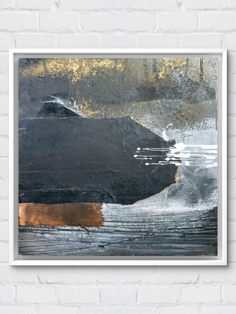 Abstrakte Malerei mit schwarzen, silbernen und goldenen Farbtönen auf hellem Hintergrund.